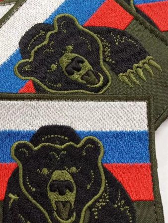 Шеврон вышитый Флаг РФ с медведем на липучке - интернет магазин Полигон