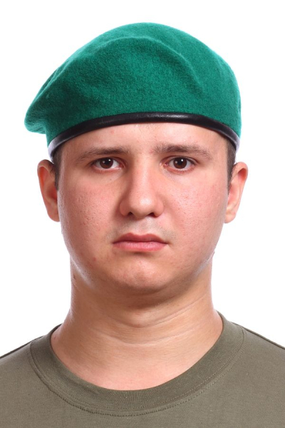 берет бесшовный зеленый